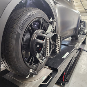 Hunter alignment machine attaching to wheel rim